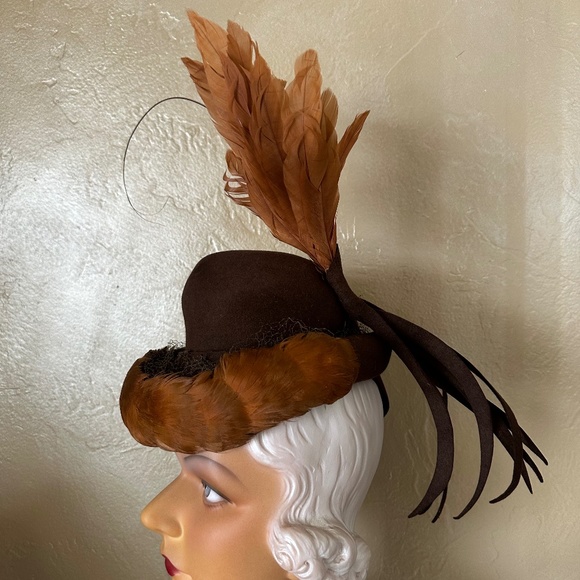 AMAZING 1940s\' BROWN FELT HAT - FEATHERED BRIM + TALL FEATHERS AND FELT STRIPS main image 11